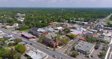 Ana cadde trafiği olan küçük bir Amerikan kasabası mimarisi. Starke, Florida Bradford County 'deki eski şehir.
