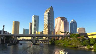 Tampa şehir merkezinde yüksek kuleleri ve hareket halindeki araçlarla dolu otoban köprüsü var. ABD 'de şehir manzarası