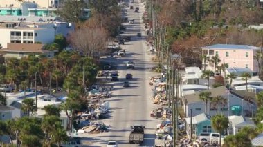 Milton Kasırgası dalgalanmasından sonra ciddi hasar gören evlerin çöpleri. Florida 'da Manasota Key Caddesi' nde enkaz yığınları var. Doğal afetin sonuçları.