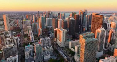 Miami, Florida, ABD şehir merkezindeki gökdelen binalarının görüntüsü. Gün batımında finans bölgesi olan Amerikan şehri
