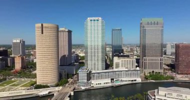Tampa, Florida şehir merkezinin hava manzarası, Hillsborough Nehri boyunca modern gökyüzü ve liman manzarasını gösteriyor.