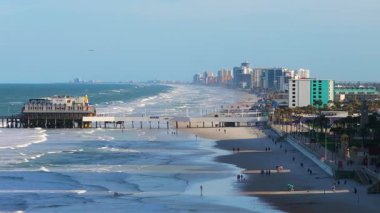 Florida, Daytona Sahili 'ndeki ana cadde manzarası lüks oteller ve Atlantik kıyı şeridi ile çevrili bir rıhtım restoranına ev sahipliği yapıyor.
