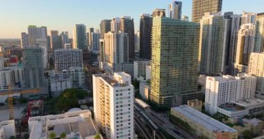Miami, Florida, ABD 'nin modern şehir merkezinden geçen tren raylarının hava görüntüsü. Altın saatinde demiryolu üzerinde yüksek binalar