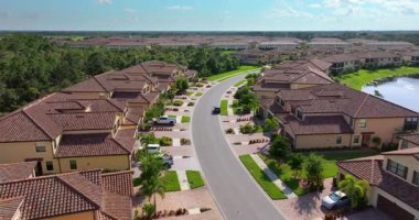 Florida banliyölerindeki Amerikan kondominyum binaları, bölgedeki gayrimenkul yatırımlarını ve konut planlamasını yansıtıyor