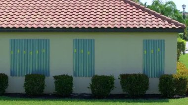 Kasırga pencereleri korumak için çelikten yapılmış panjurlar. Florida 'daki doğal felaketten önce koruyucu tedbirler.