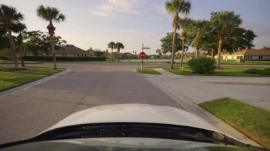 Amerikan caddesinde, Florida 'daki apartman daireleri arasında araba kullanan bir bakış açısı. Ulaşım kavramı