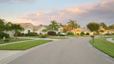 Florida 'daki evler arasında Amerikan caddesinde giden bir araba. Ulaşım kavramı