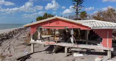 Yıkıma ya da onarıma ihtiyacı olan yıkılmış bir bina. Fırtına dalgaları ve rüzgâr yüzünden ev çatısı hasar gördü ve Florida 'da kasırga üstüne duvarlar çöktü.