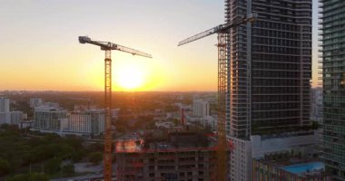 Miami, Florida 'da gün batımında gökdelen inşaatı. ABD Emlak Geliştirme. Yüksek binaları olan büyük şehir manzarası