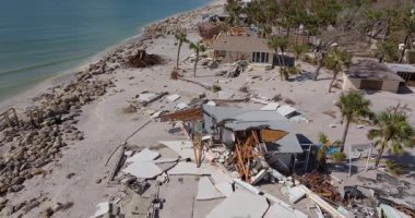 Fırtına, kasırga sonrası okyanus kıyısındaki konut evlerinde şiddetli hasara yol açıyor. Florida 'da doğal afet sonuçları