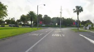 Zaman ayarlı araba sürüşü. Yüksek hız etkisi. ABD şehir taşımacılığı konsepti. Venice caddesinde araba sürüyor. Florida yolu trafiği hareketli