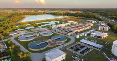 Su arıtma tesisi suyu arıtmak için gelişmiş teknoloji kullanıyor. İçmek için güvenli hale getiriyor ve çevreye geri getiriyor.