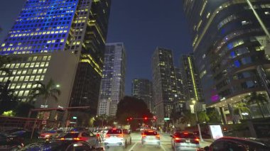 Miami, Florida 'daki Amerikan caddesinde gece vakti kişisel bakış açısıyla araba kullanmak.