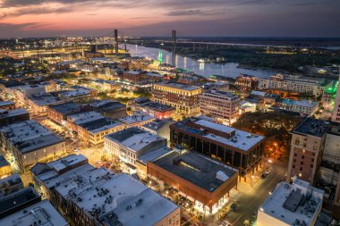 Savannah 'daki Broughton Caddesi' nin havadan görünüşü, Georgia 'daki eski tarihi şehir. Geceleri Güney Amerika mimarisi.
