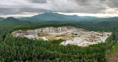 İnşaat endüstrisi için kireçtaşı malzemelerinin açık maden alanının hava görüntüsü.