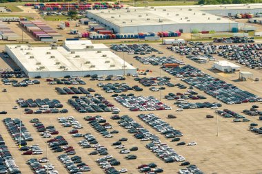 Otomotiv fabrikasının otoparkında park edilmiş arabalar satışa hazır..