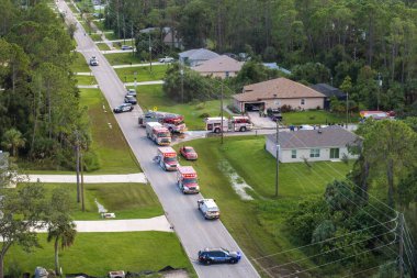 Florida 'daki olası yangın tehlikesine acil servis personeli cevap veriyor. İlk müdahale ekipleri yanan evdeki yangını söndürmeye hazır..