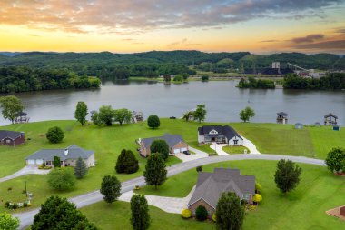 ABD 'nin Tennessee banliyölerinde pahalı malikaneler. Zengin yerleşim yerlerinin hava manzarası.