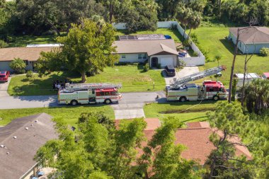 İtfaiye araçları ve ambulans araçları yangın alarmına cevap veriyor. ABD 'deki özel bir evde karbon monoksit gazı araştırması.