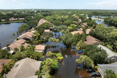 Sualtı arabaları ve Florida Sarasota 'daki Debby Kasırgası' nın yağmur suyu evleri ile dolu bir yerleşim bölgesi. Güney Amerika 'daki doğal afet sonrası.