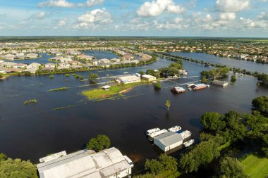Sarasota, Florida 'daki Debby Kasırgası' ndan kalma su altı binalarıyla taşra bölgesini su basmış. Güney Amerika 'daki doğal afet sonrası.