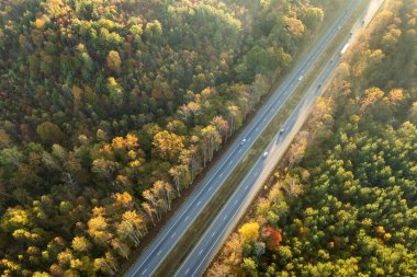 Kuzey Carolina Appalachian dağlarında sonbahar mevsiminde hızlı giden trafik arabaları ve kamyonları olan otoyol. ABD 'de eyaletler arası ulaşım altyapısı.