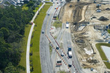 North Port, Florida 'da otoyol inşaatı. Hareket halindeki arabalarla Amerikan karayolunun geliştirilmesi. Şehir taşımacılığı gelişimi.