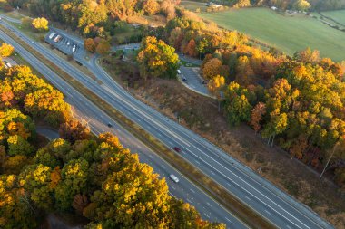 ABD 'de otoyol. Hızlı sürüş arabaları olan Amerikan otoyolu. Kuzey Carolina Appalachian dağlarında ulaşım altyapısı.