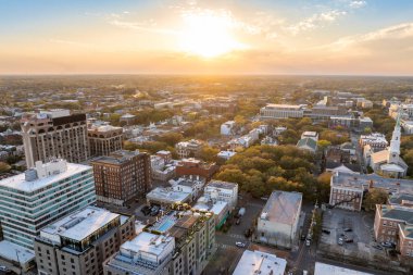 Geceleyin tarihi Amerikan şehir mimarisi. Savannah, Georgia 'nın eski şehri. Aydınlatılmış sokaklar ve binalar yukarıdan.