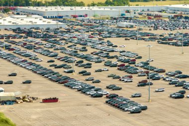 Üretim fabrikası deposuna yeni araba ithalatı veya ihracatı.