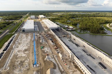 Endüstriyel depo inşaatı. Kuzey Liman, Florida 'daki yeni lojistik merkezinin metal ve beton çerçevesinin montajı.