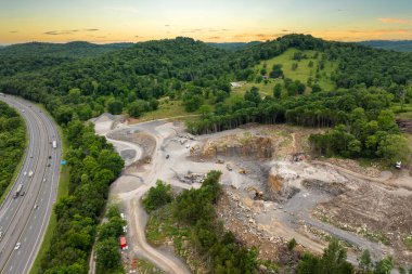 Ezilmiş taş işleme tesisi olan büyük bir taş ocağı. İnşaat endüstrisi için doğal kaynakların çıkarılması.