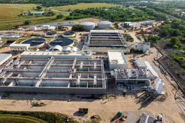 Büyük ölçekli endüstriyel su arıtma tesisi sağlık ve güvenlik standartlarını karşılamak için filtreleme ve kimyasal süreçler yoluyla suyu arıtıyor ve geri dönüştürüyor.