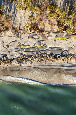Florida 'da Manasota Key' de Milton Kasırgası 'ndan sonra okyanus kıyısındaki yol erozyonu. Blind Pass Plajı 'ndaki fırtına dalgası yokedildi. Trafik altyapısında ciddi hasar.