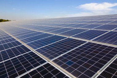 Solar çatılı ofis binası. Temiz ekolojik elektrik enerjisi üretmek için mavi fotovoltaik paneller. Yenilenebilir elektrik kavramına yatırım.