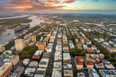 Georgia 'nın eski tarihi şehri Savannah. Günbatımında Güney Amerika şehir manzarası.
