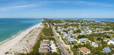 ABD 'de birinci sınıf konut geliştirme. Boca Grande 'deki yeşil palmiye ağaçları arasında pahalı rıhtım evleri güneybatı Florida' daki Gasparilla Adası 'nda küçük bir kasaba..
