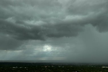 Yaz mevsiminde Florida kırsalında sağanak yağmur. Fırtınalı bulutlardan akan yağmur suyu.