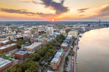 Savannah, Georgia 'daki River Caddesi. Rıhtımlı Amerikan mimarisi. Aydınlatılmış sokaklar ve tarihi binalar..