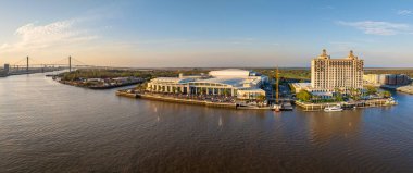 Georgia 'nın tarihi Savannah şehrindeki Savannah Kongre Merkezi. Günbatımında Güney Amerika şehir manzarası.