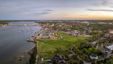 St. Augustine, Florida. Tarihi Castillo de San Marcos Kalesi, Ulusal Anıt halka açık, Florida 'da tatil yapan aileler ve turistler için seyahat yeri.