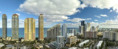 Şatafatlı otelleri ve Atlantik Okyanusu kıyısındaki apartman binaları olan Sunny Isles Beach City. Güney Florida 'daki Amerikan turizm altyapısı.