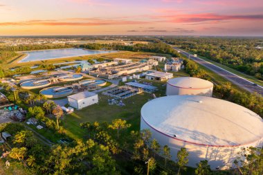 Su arıtma tesisi suyu arıtmak için gelişmiş teknoloji kullanıyor. İçmek için güvenli hale getiriyor ve çevreye geri getiriyor..
