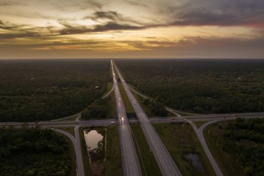 Akşamları hızla akan trafiği olan Amerikan karayolu köprüsü. Eyaletler arası ulaşım kavramı.