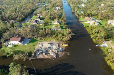 Doğal afetin sonuçları. Florida yerleşim bölgesinde sağanak yağıştan sonra yerleşim yerlerini çevreleyen yüksek su baskınları.