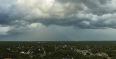 Kasvetli gökyüzünde kara fırtınalı bulutlar şekilleniyor. Şehir merkezine sağanak yağış gelmeden önce..