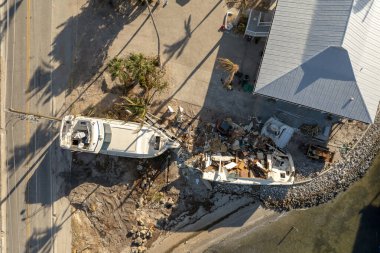 İngiltere, Florida 'daki Manasota Key' de Milton Kasırgası 'ndan sonra sığ körfez sularında tahrip edilen yat alabora oldu..