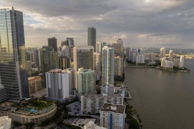 Miami Brickell 'in şehir merkezi, Florida, ABD. Modern Amerikan megapolis 'indeki deniz manzaralı gökdelen binaları..