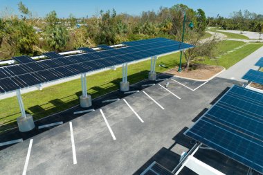 Fotovoltaik teknolojinin başarısızlığı kentsel altyapıya entegre edildi. Park yerinin gölgelik çatısı olarak park halindeki elektrikli arabaların güneş panellerine rüzgar hasarı.