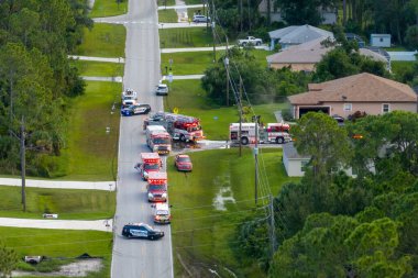 Yangın alarmına ilk müdahale ekipleri yangını söndürmeye hazır olarak geldi. Acil servis personeli Florida 'daki potansiyel yangın tehlikesine müdahale ediyor..